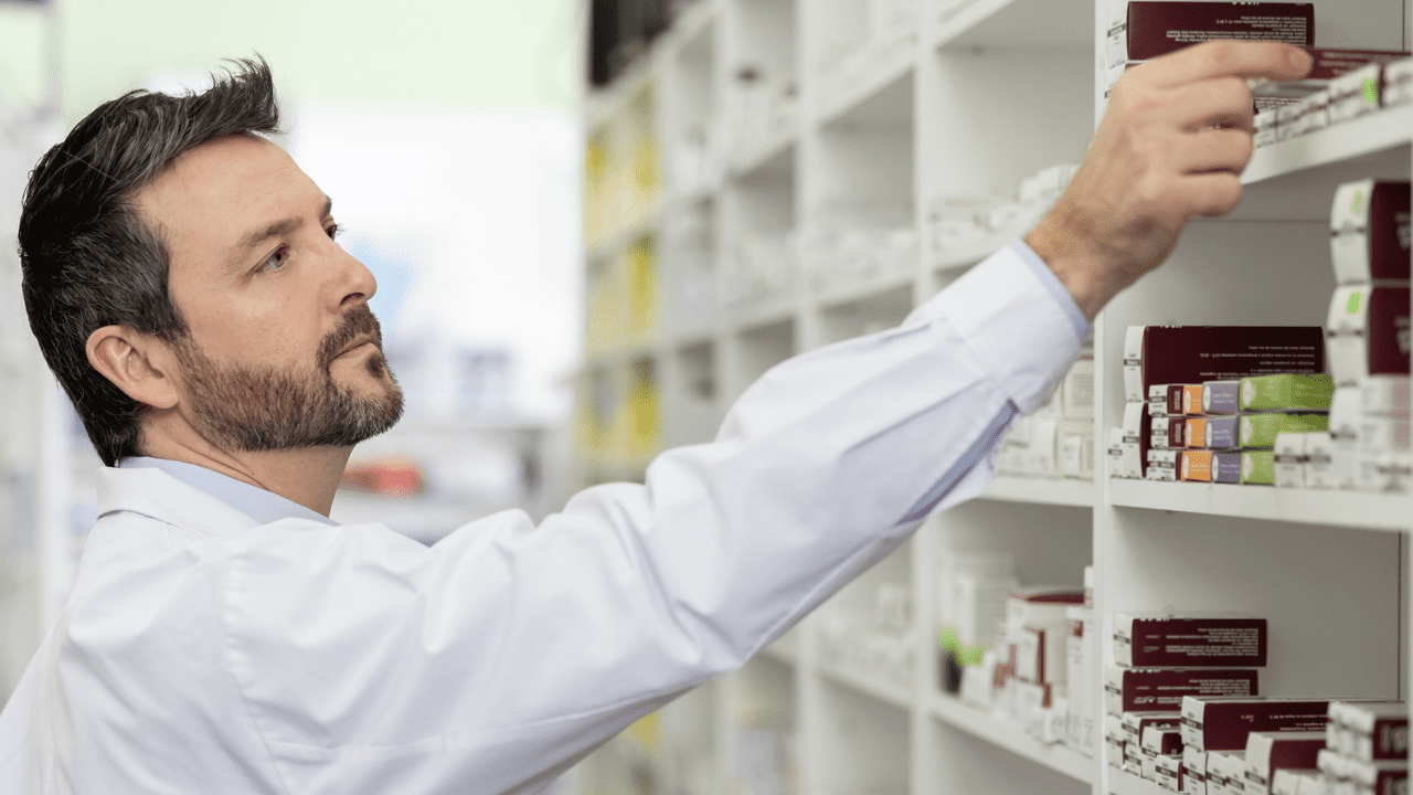 pharmacist-search-drugs-1280